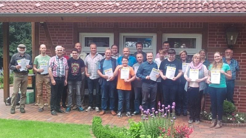Die erfolgreichen Teilnehmer des Imkerkurses 2017 vom Imkerverein Dissen erhielten nun ihre Zertifikate am Bienenlehrstandort in Bad Laer. Foto: Imkerverein Dissen